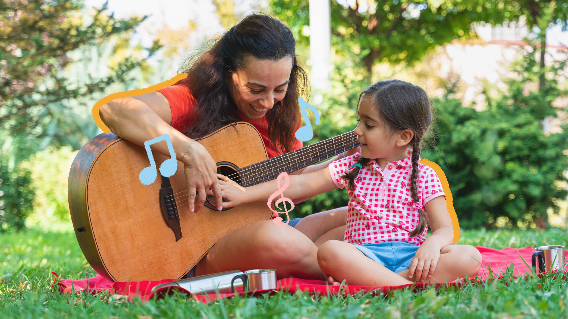 Na imagem, uma mãe toca violão para a filha. Ambas tem pele clara, estão sentadas na grama e sorriem. A imagem possui intervenções de rabiscos e notas musicais coloridas.