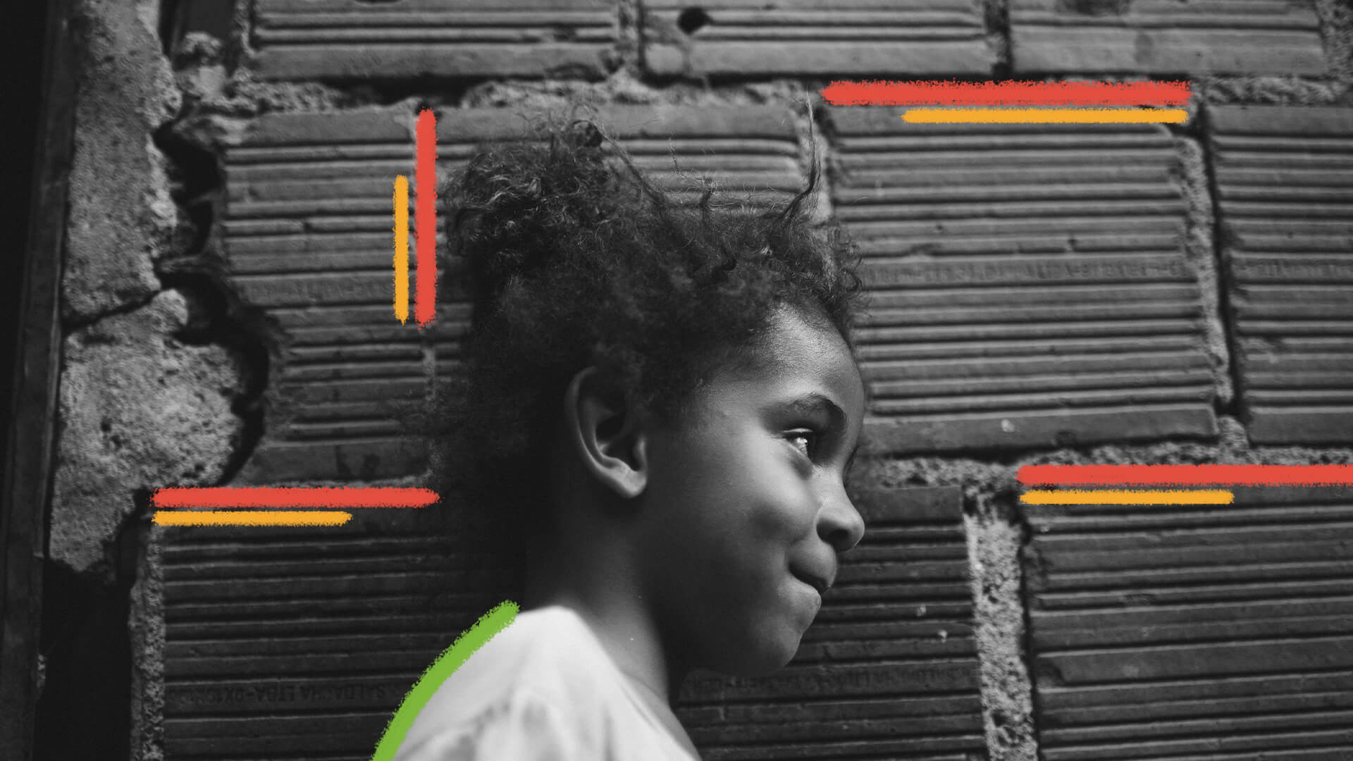 Uma menina negra está encostada em uma parede de tijolos, de perfil. A imagem está em preto e branco e possui intervenções de rabiscos coloridos.