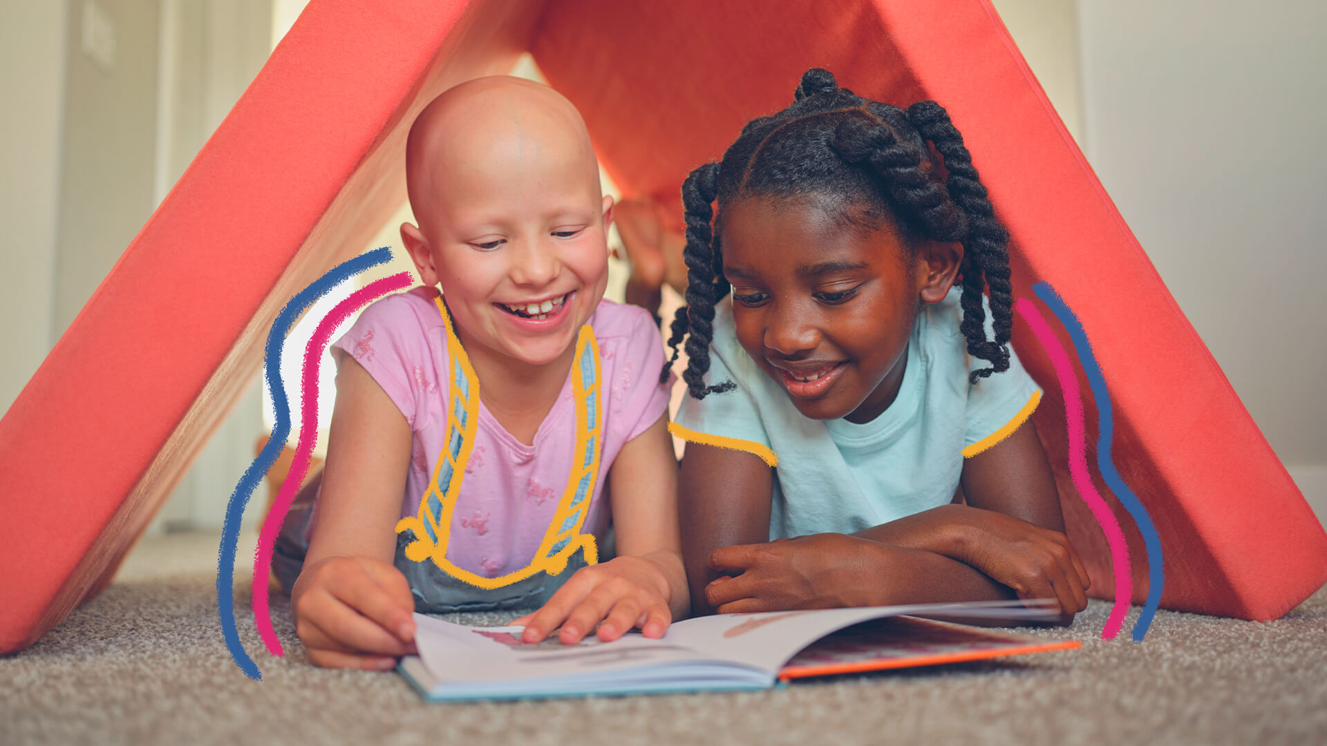 Duas meninas leem um livro embaixo de uma cabaninha. Uma delas é uma criança branca sem cabelo que tem alopecia universal e a outra é uma menina negra que usa tranças no cabelo
