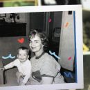Na imagem, fotografia polaroid de uma mãe com o filho. Eles são brancos, sorriem e estão em uma poltrona. A imagem possui intervenções de rabiscos coloridos.