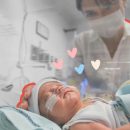 Licença-maternidade estendida: Na imagem, um bebê prematuro está dentro de uma incubadora. A imagem possui intervenções de rabiscos coloridos.