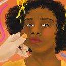 Ilustração de um menina negra. Uma mão branca puxa sua bochecha, a deixando desconfortável. A imagem possui intervenções de rabiscos coloridos.