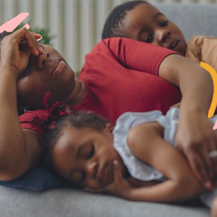 Na imagem, uma mãe está deitada no sofá com a filha e o filho. Todos são negros e mantêm semblantes cansados. A imagem possui intervenções de rabiscos coloridos.