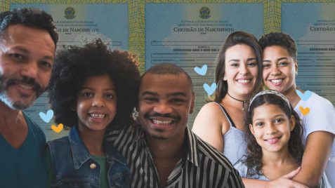 A imagem mostra uma colagem com certidões de nascimento ao fundo. Em primeiro plano, uma criança negra sorrindo ao lado de dois homens e uma menina abraçada a duas mulheres.