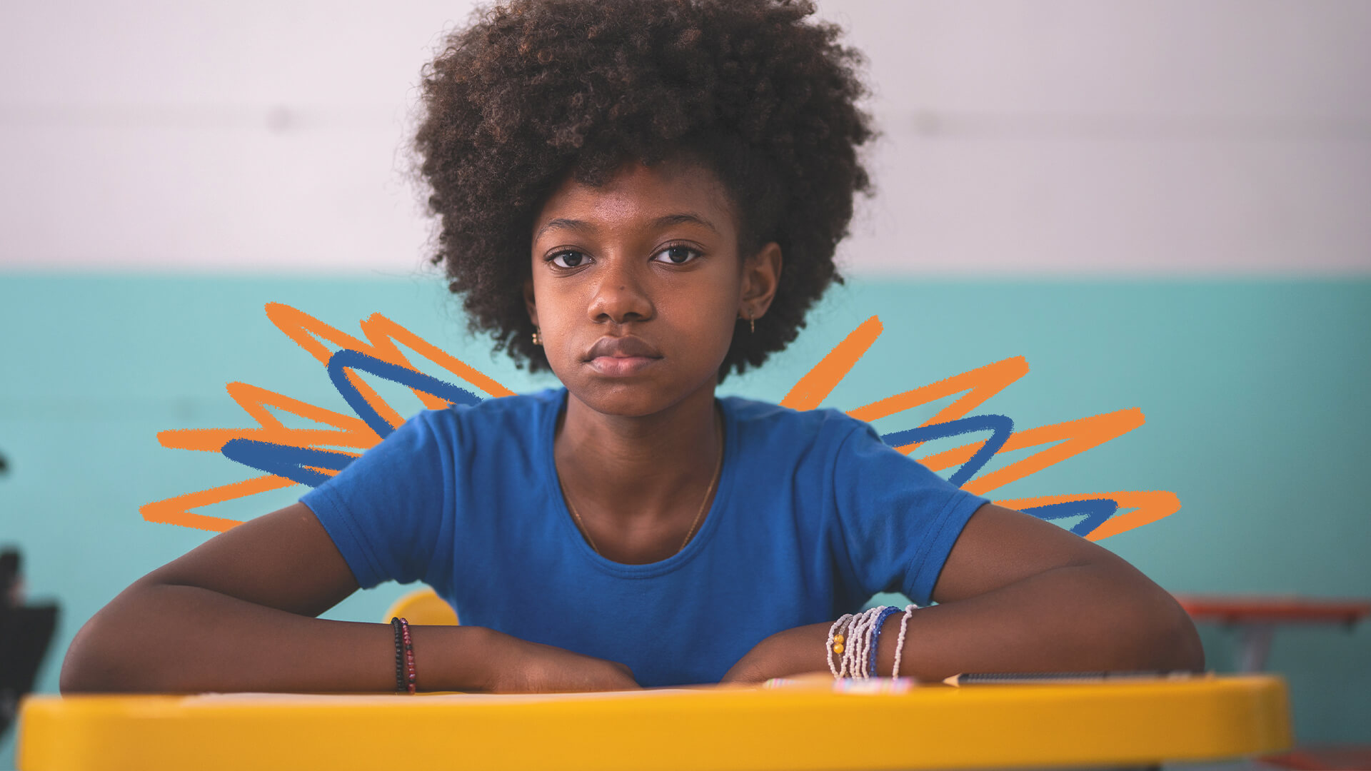 Fechamento das escolas: na imagem, uma menina negra de camiseta azul olha para frente com um semblante sério. A imagem possui intervenções de rabiscos coloridos.