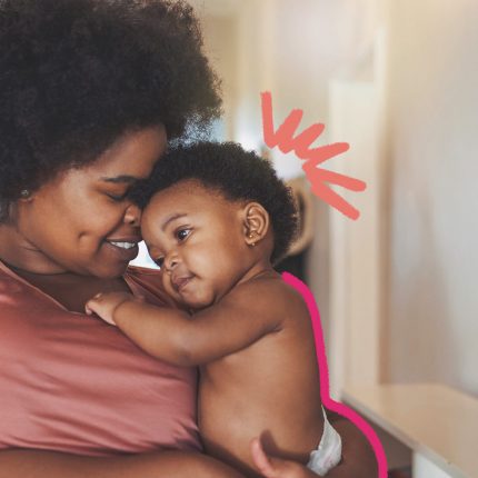 Cartórios registram recorde de mães solo desde 2018: na imagem, uma mãe segura o filho bebê no colo. Ambos são negros. A imagem possui intervenções de rabiscos coloridos.