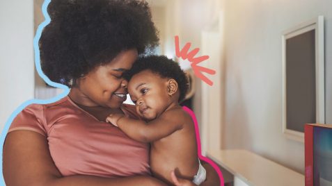 Cartórios registram recorde de mães solo desde 2018: na imagem, uma mãe segura o filho bebê no colo. Ambos são negros. A imagem possui intervenções de rabiscos coloridos.