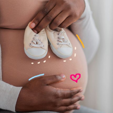 Imagem mostra em destaque a barriga de uma mulher negra gestante. Ela segura sapatos de bebê em cima da barriga e apoia uma das mãos também na barriga. A imagem possui intervenções de rabiscos coloridos.