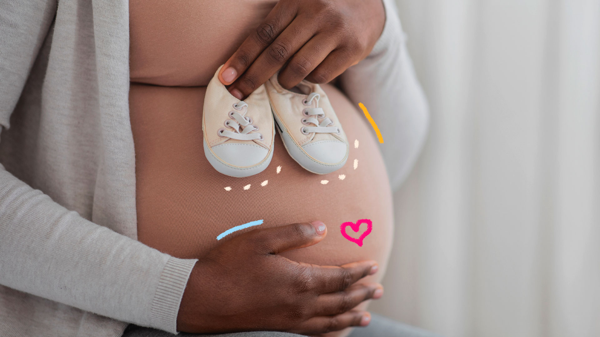 Imagem mostra em destaque a barriga de uma mulher negra gestante. Ela segura sapatos de bebê em cima da barriga e apoia uma das mãos também na barriga. A imagem possui intervenções de rabiscos coloridos.