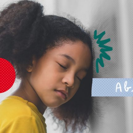 Analfabetismo no Brasil: na imagem, uma menina negra se apoia triste em uma superfície com uma cortina cinza. A imagem possui intervenções de rabiscos e colagens coloridas.