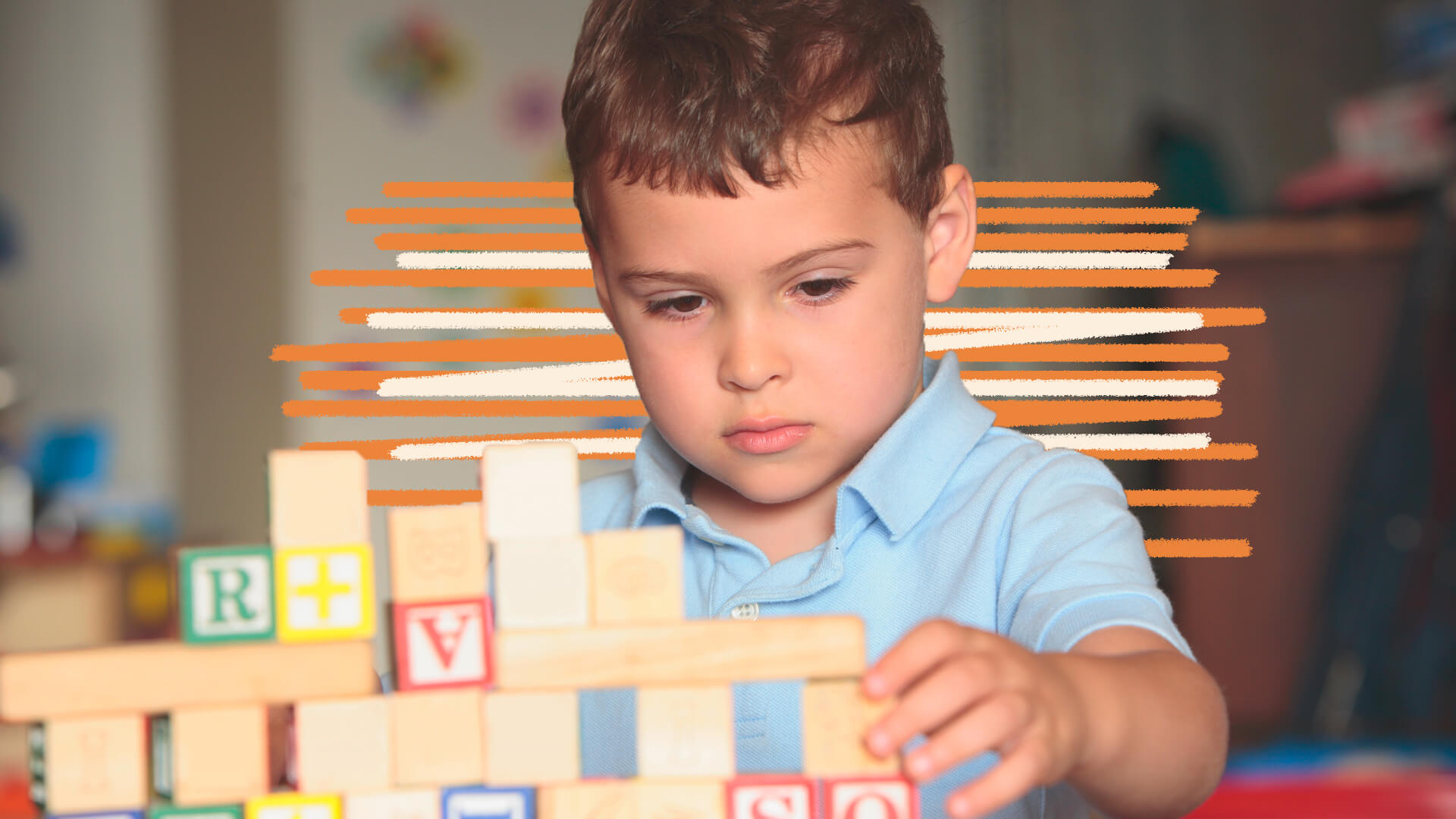 Um menino de pele clara brinca com blocos de madeira. A imagem possui intervenções de rabiscos coloridos.
