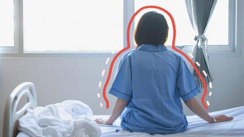 Imagem de uma mulher sentada de costas, em uma cama de hospital. A imagem possui intervenções de rabiscos coloridos.