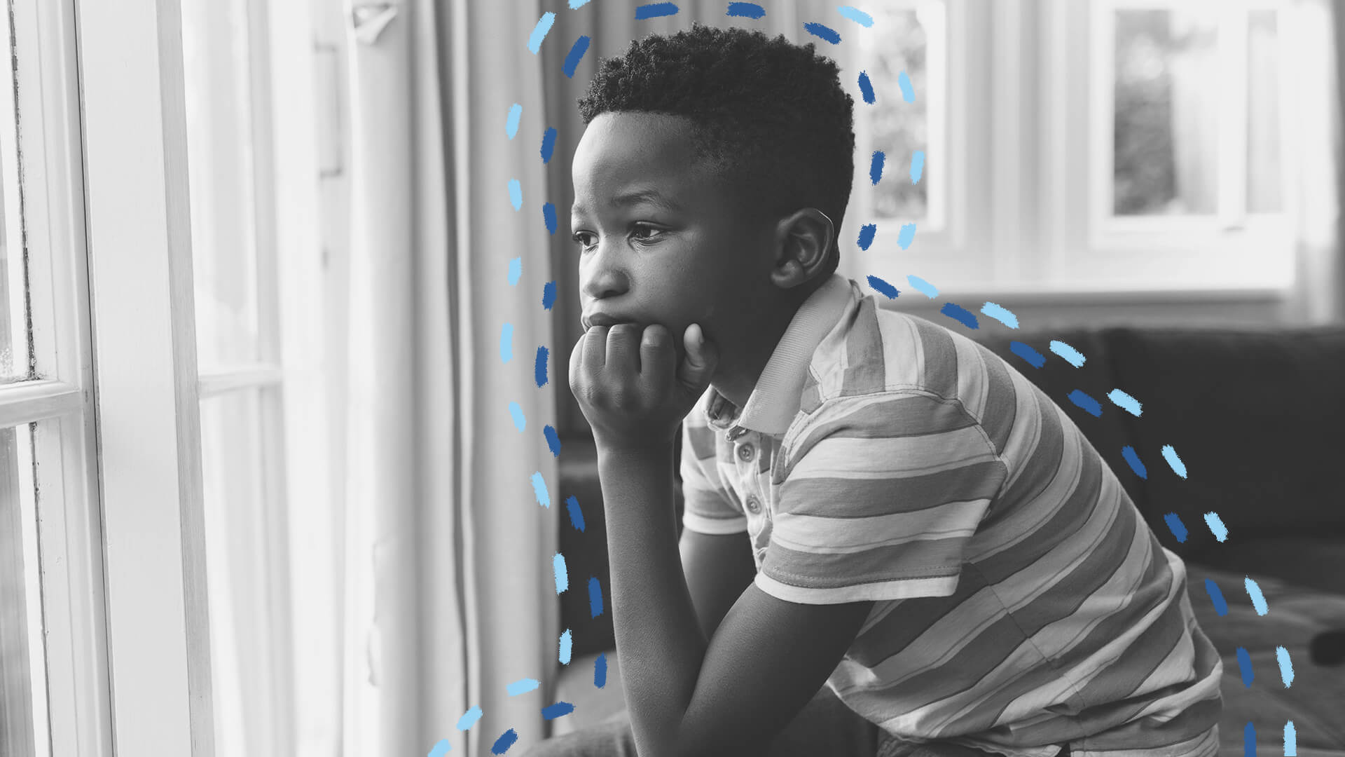 Na imagem, um menino negro usa uma camiseta listrada. Ele olha para a janela com dúvida. A imagem está em preto e branco e possui intervenções de rabiscos coloridos.