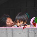 Crianças da Amazônia são as que mais têm direitos básicos negados: na imagem, uma família indígena olha através de uma janela. A foto possui intervenções de rabiscos e colagens coloridas.