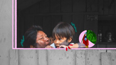 Crianças da Amazônia são as que mais têm direitos básicos negados: na imagem, uma família indígena olha através de uma janela. A foto possui intervenções de rabiscos e colagens coloridas.