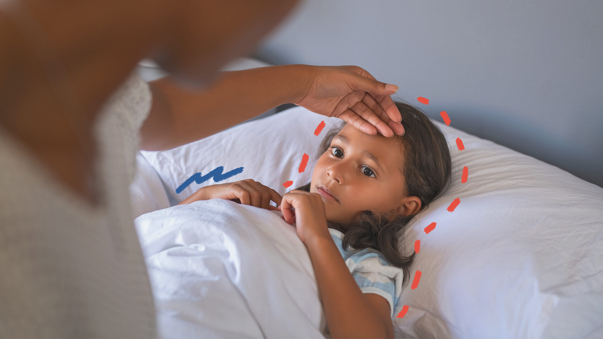 Dengue em crianças: foto de uma menina que está deitada em uma cama. Uma mulher afere sua temperatura com a mão na testa. A imagem possui intervenções de rabiscos coloridos.