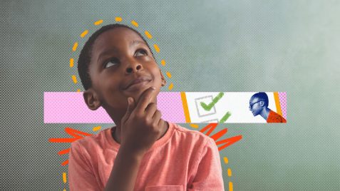 Um menino negro olha para cima, sorridente, apoiando o rosto em uma das mãos. A imagem possui intervenções de rabiscos e colagens coloridas.
