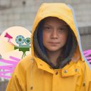Na imagem, Greta Thunberg usa uma jaqueta com capuz amarela. Ela é uma menina branca, com olhos azuis, e está em destaque, colorida, sobre o fundo da imagem em preto e branco. A imagem possui intervenções de rabiscos coloridos.