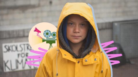 Na imagem, Greta Thunberg usa uma jaqueta com capuz amarela. Ela é uma menina branca, com olhos azuis, e está em destaque, colorida, sobre o fundo da imagem em preto e branco. A imagem possui intervenções de rabiscos coloridos.