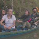 Barco com um grupo multiétnico de pessoas no Rio Tapajós.