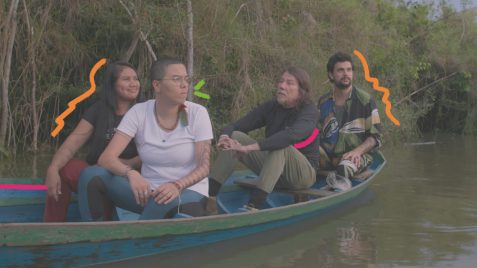 Barco com um grupo multiétnico de pessoas no Rio Tapajós.