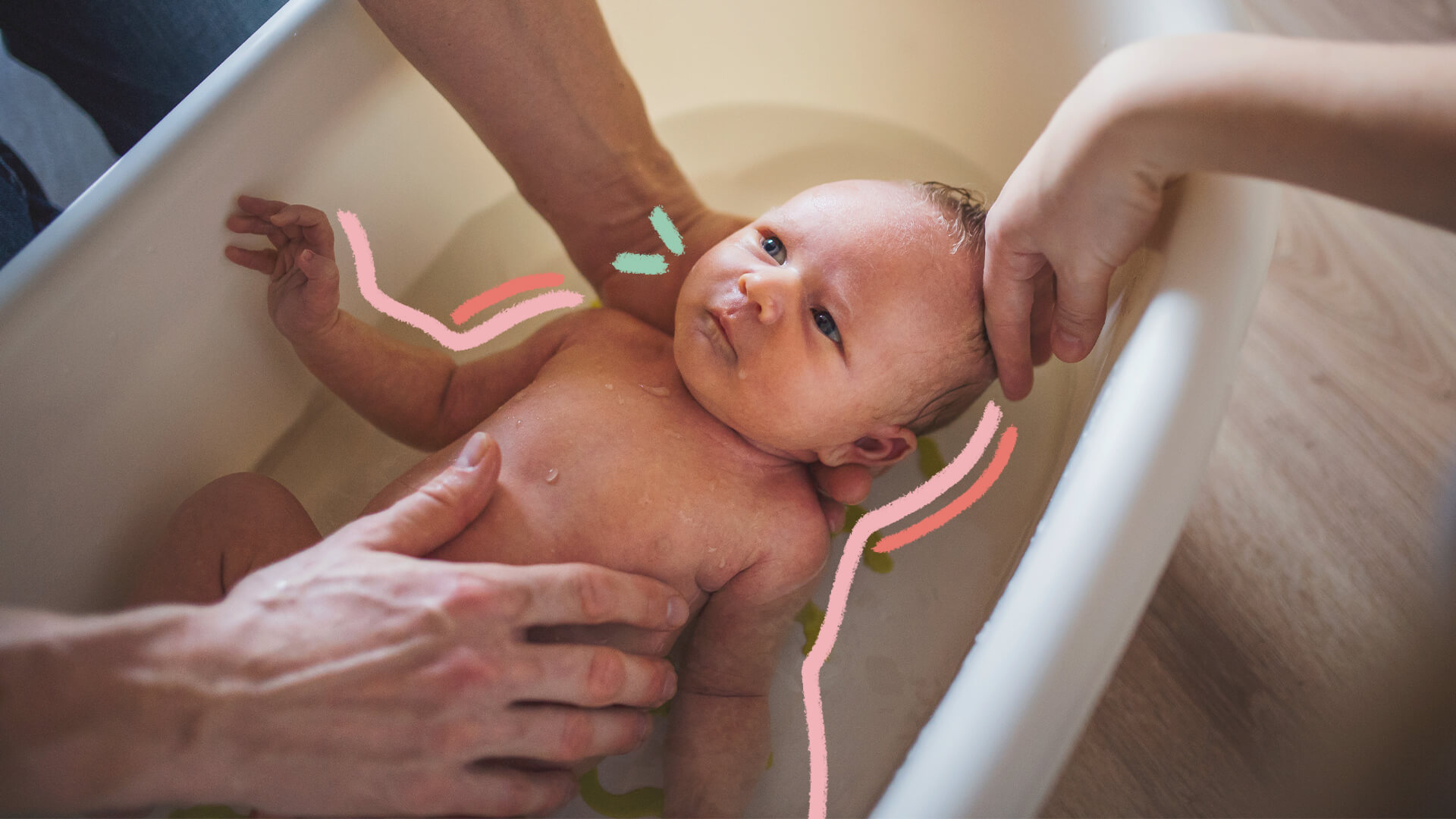 Na imagem um bebê é colocado, de costas, em uma banheira com água.