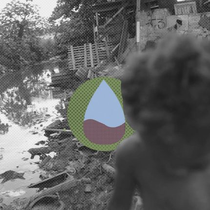 Água e vidas contaminadas: a relação entre saneamento e infância. Na imagem, uma criança está de costas para construções irregulares e um córrego com lixo. A foto está em preto e branco e possui intervenções de rabiscos e colagens coloridas.