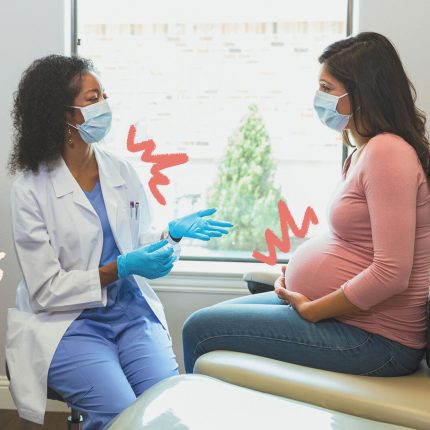 Uma mulher negra de jaleco branco, com luvas cirúrgicas e máscara está sentada em frente a outra mulher. Ela está grávida e com as mães segurando a barriga. O texto é sobre toxoplasmose na gravidez