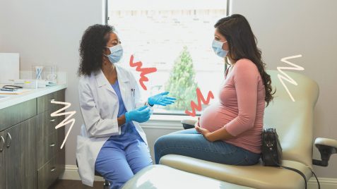 Uma mulher negra de jaleco branco, com luvas cirúrgicas e máscara está sentada em frente a outra mulher. Ela está grávida e com as mães segurando a barriga. O texto é sobre toxoplasmose na gravidez