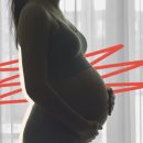 Na imagem, a silhueta de uma mulher grávida com intervenções de rabiscos coloridos vermelhos atrás. A foto ilustra uma matéria sobre mortes maternas.