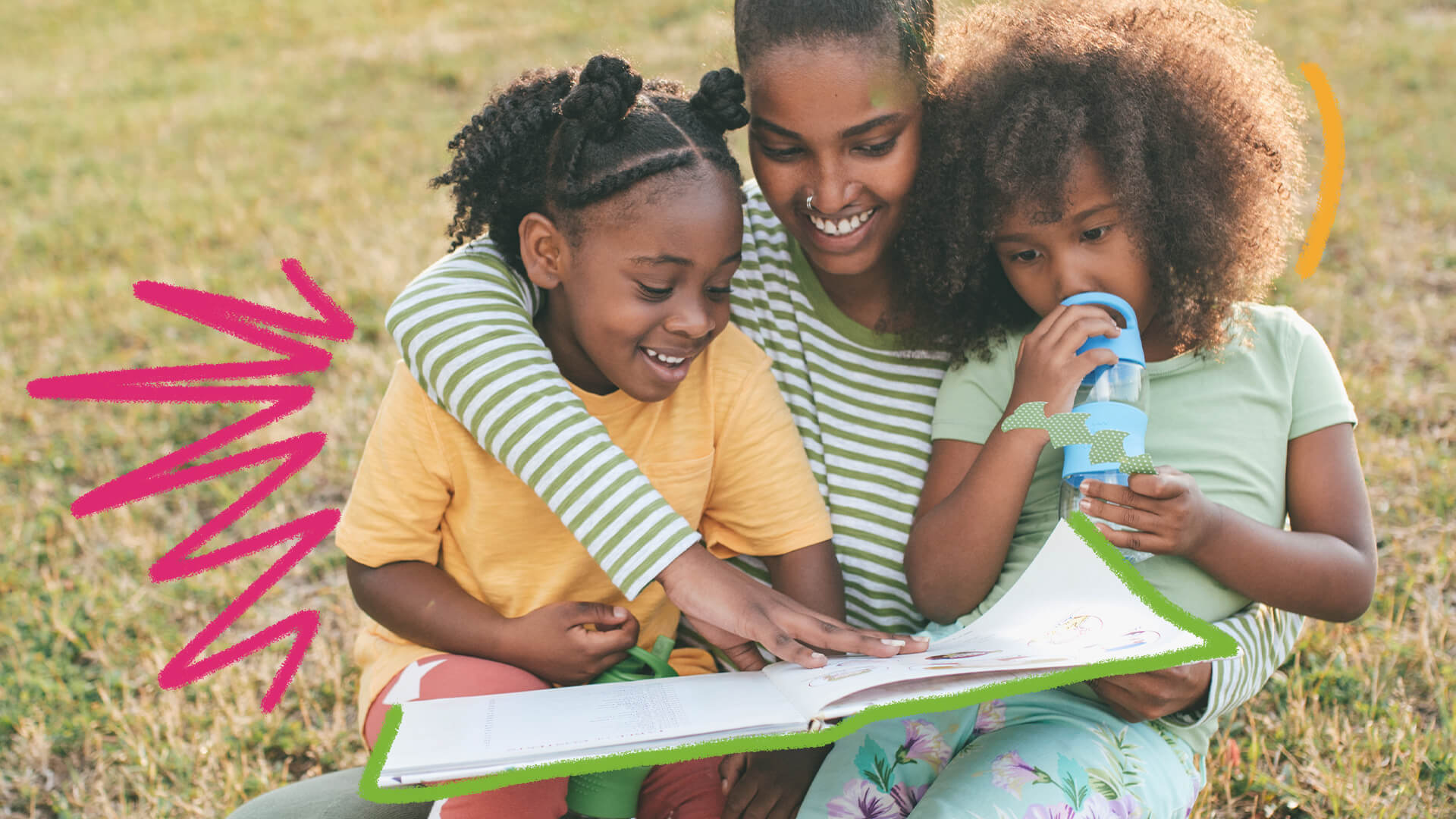 Duas meninas negras leem um livro com uma mulher negra. A imagem possui rabiscos coloridos e ilustra uma matéria sobre autoras negras para conhecer no Dia Internacional da Mulher Negra Latino-americana e Caribenha.