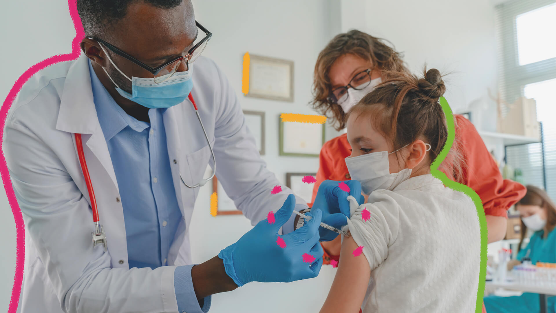 Vacinação, covid e crianças: na imagem, uma menina branca recebe uma vacina no braço de um enfermeiro negro. Ela está acompanhada por sua mãe, uma mulher também branca.