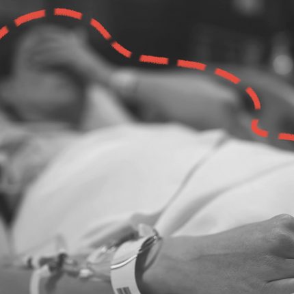Foto em preto e branco de uma mulher deitada em um leito. A imagem ilustra uma matéria sobre estupro no parto.