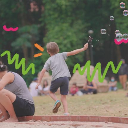 Imagem de uma criança branca, de costas, soltando bolhas de sabão. A imagem possui intervenções de rabiscos coloridos.