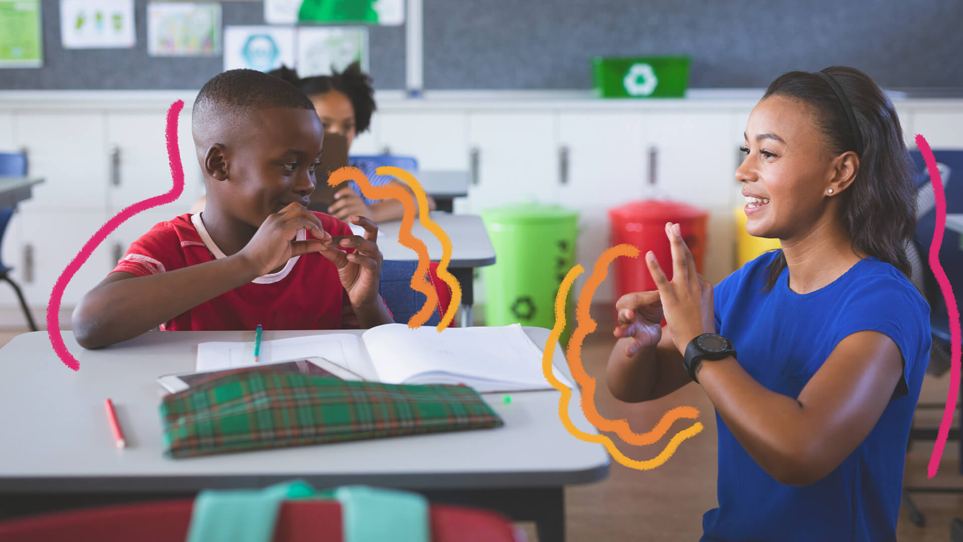 Um menino negro faz sinais com a mão acompanhado de uma mulher negra. Eles estão em uma sala de aula. A imagem possui intervenções de rabiscos coloridos.