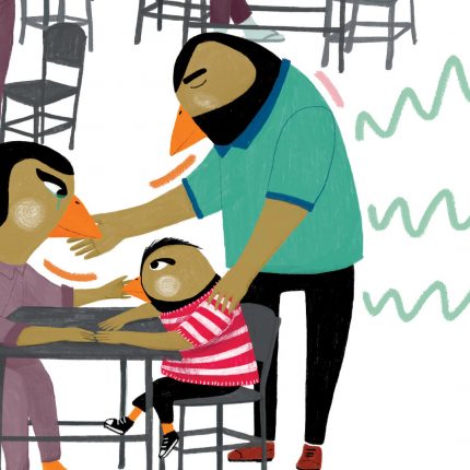 Num fundo branco, a família de pardais se reúne num salão destinado a visitas na prisão, onde há mesas e cadeiras