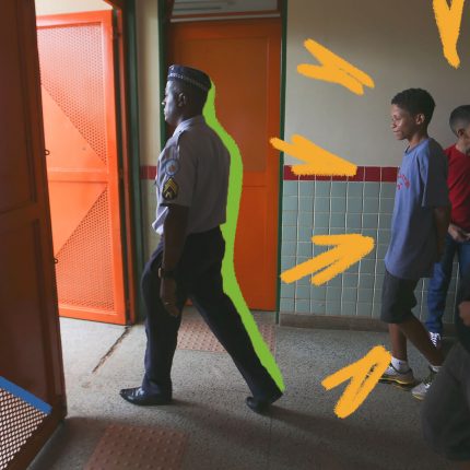 A imagem mostra um policial fardado saindo em direção a uma porta. Atrás deles, alunos o observam.