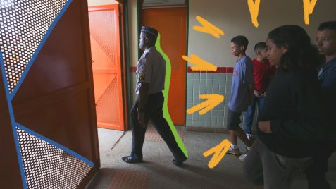 A imagem mostra um policial fardado saindo em direção a uma porta. Atrás deles, alunos o observam.