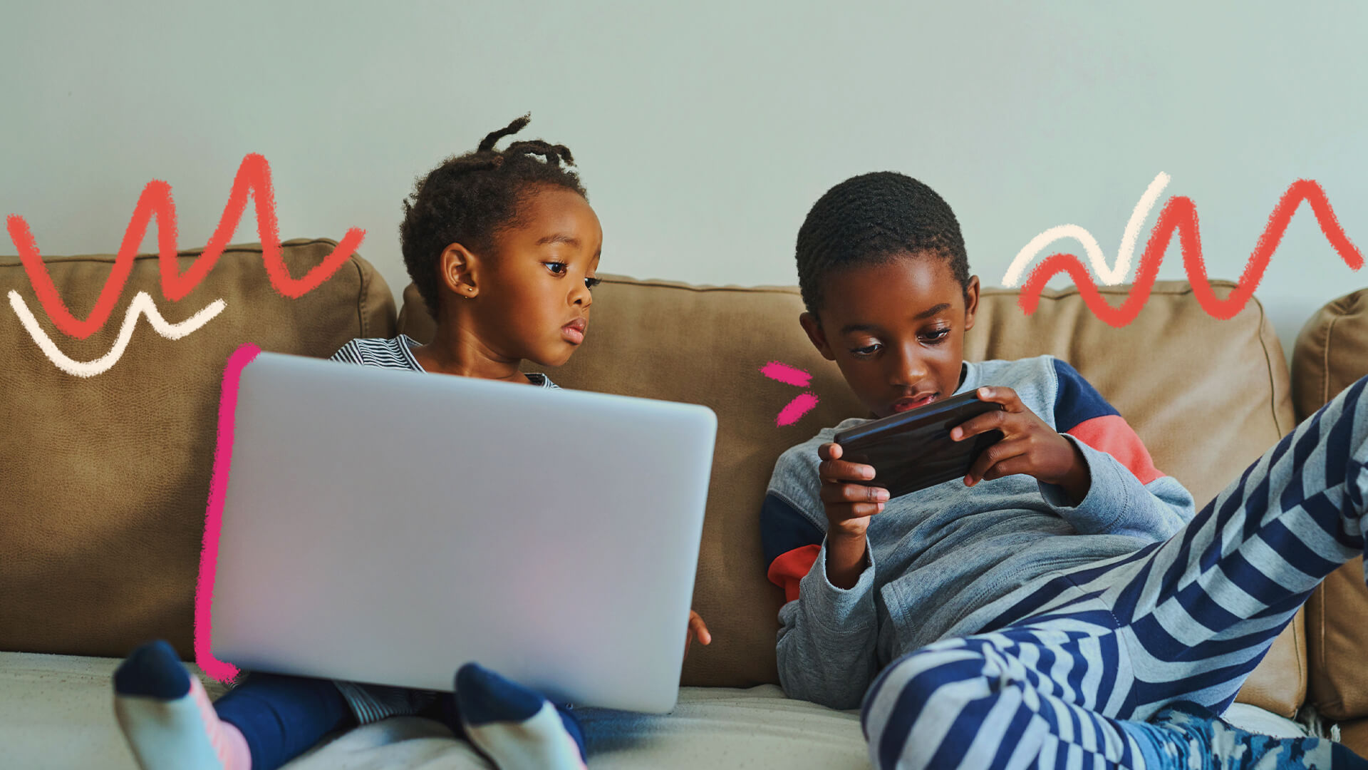 Duas crianças negras estão sentadas em um sofá bege. Elas brincam com um notebook e um celular. A imagem possui intervenções de rabiscos coloridos.