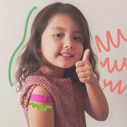 Uma menina branca faz sinal de 