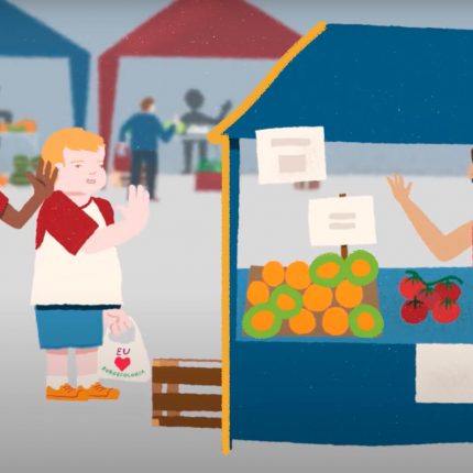 Alimentação saudável para crianças: ilustração de duas crianças, uma menina negra e um menino branco, cumprimentando uma feirante de pele bronzeada. Em sua banca possuem laranjas, tomates e cenouras.