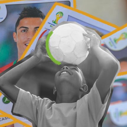 Montagem que mostra um menino negro segurando uma bola de futebol acima da cabeça, em preto e branco. Atrás, figurinhas da copa coloridas.