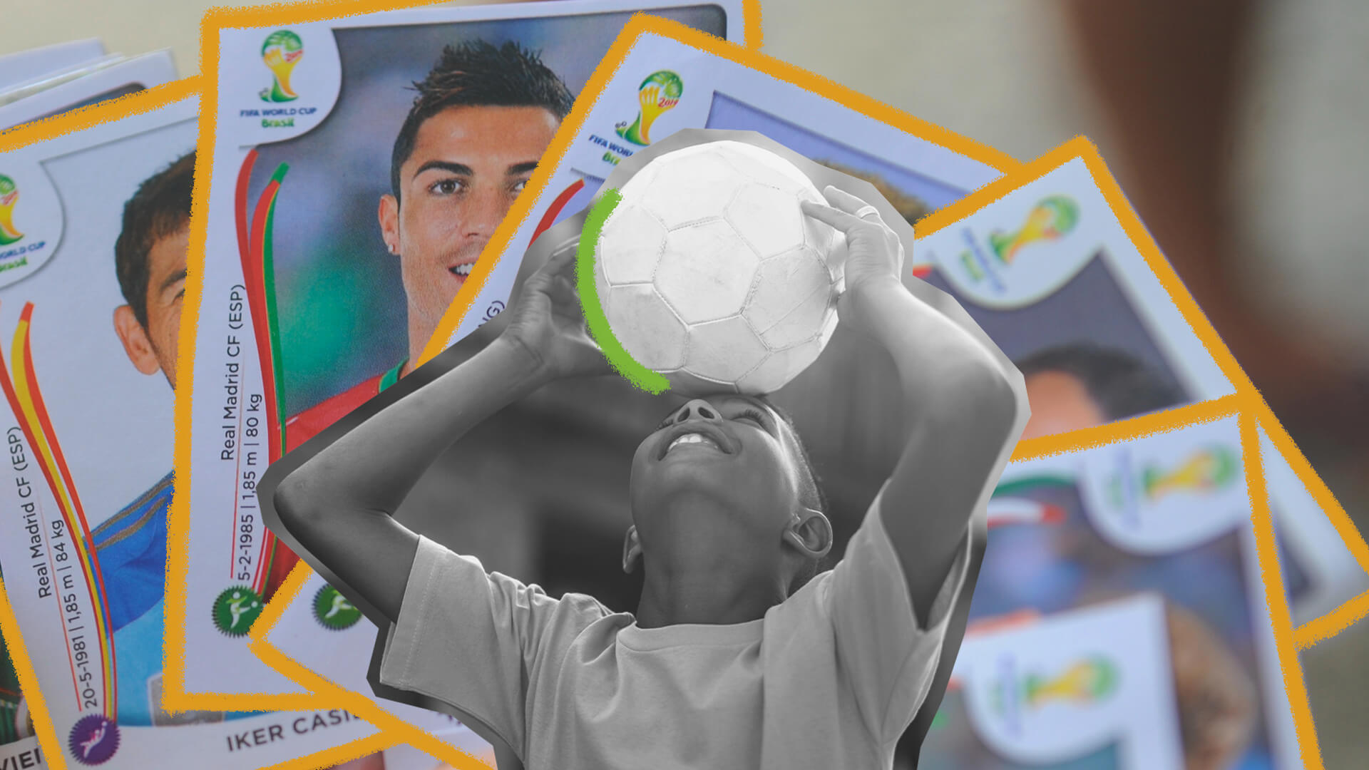 Montagem que mostra um menino negro segurando uma bola de futebol acima da cabeça, em preto e branco. Atrás, figurinhas da copa coloridas.