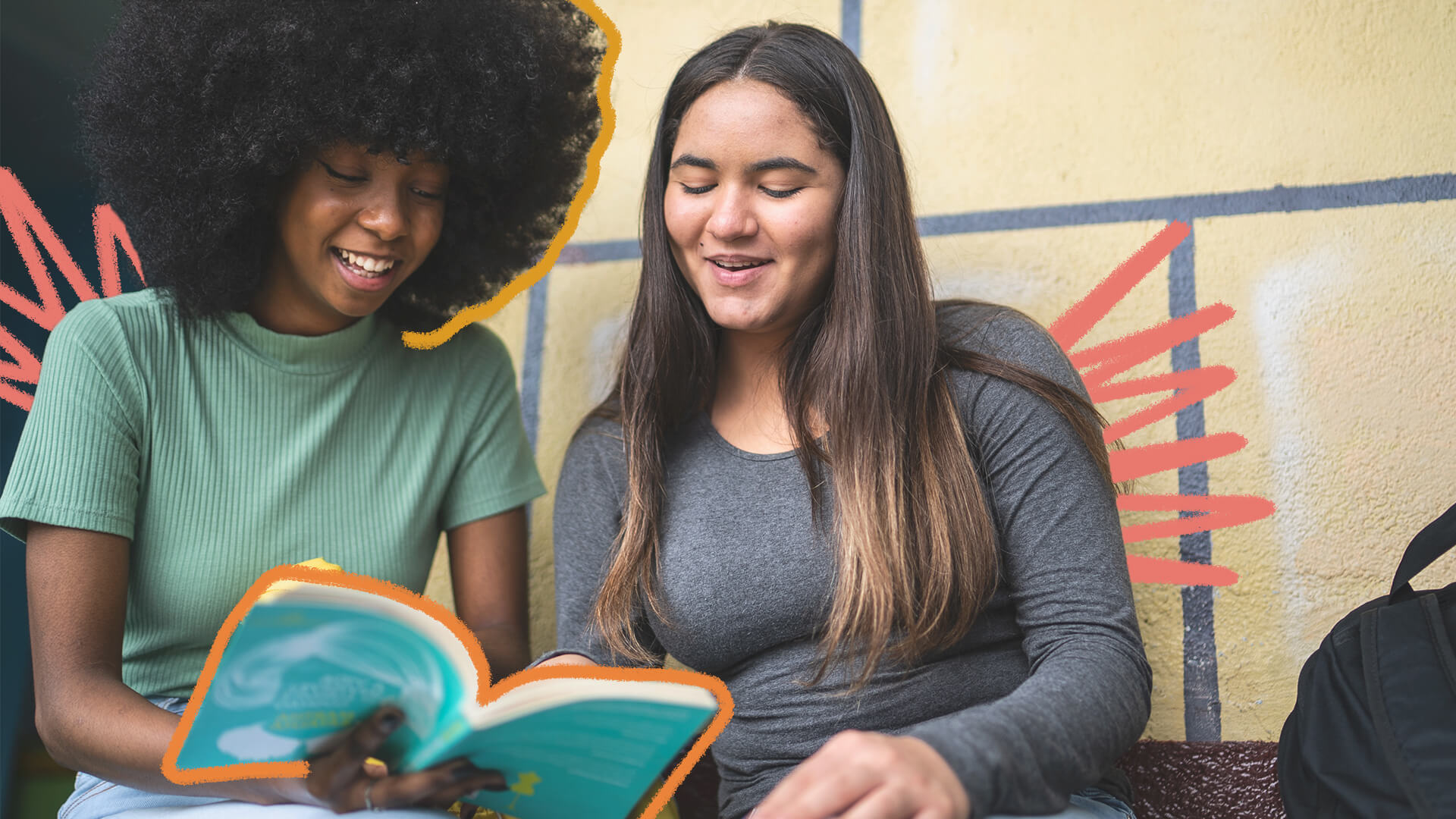 Na imagem, duas estudantes leem o mesmo livro. Uma é negra e a outra é branca.