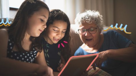 TIC kids online brasil 2021: na imagem, duas meninas olham para um tablet acompanhadas da avó.