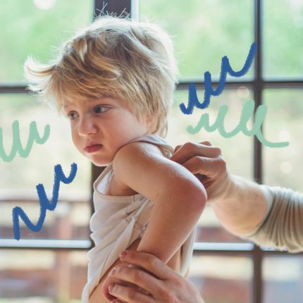 Um menino branco tem o braço coçado pelo pai.