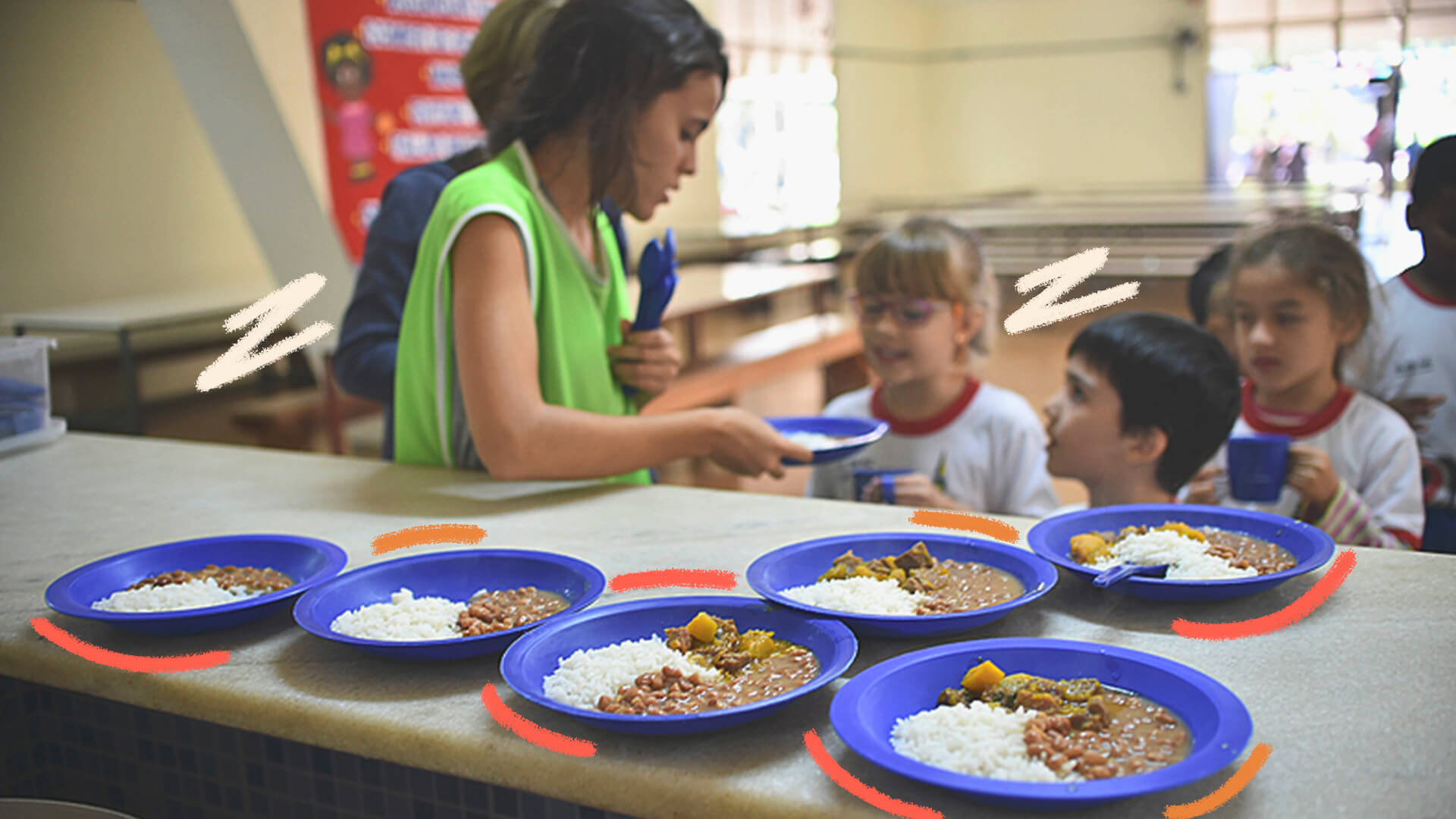 A imagem mostra uma merendeira oferecendo pratos de arroz e feijão a três crianças, que estão atrás de um balcão.