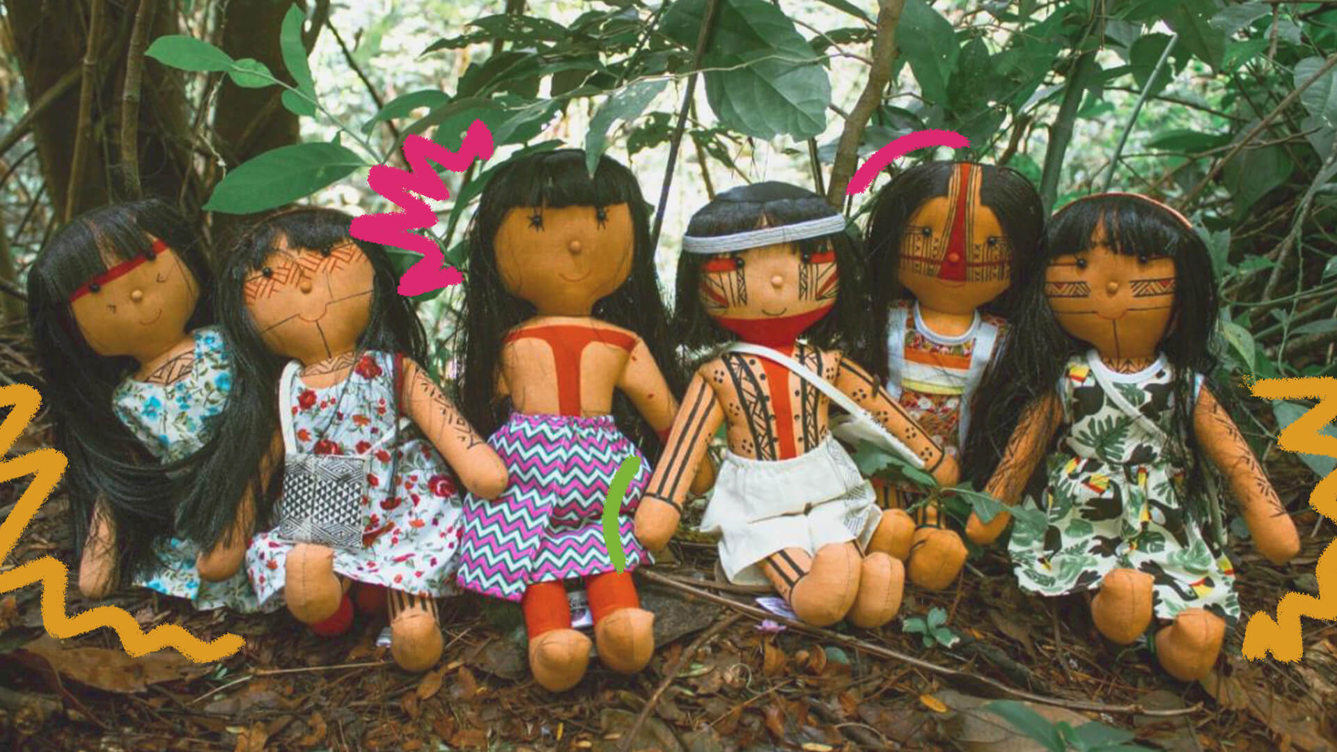 Brinquedos educativos: foto colorida de bonecas indígenas que estão ao ar livre, em meio a árvores, e são exemplos de brinquedos educativos