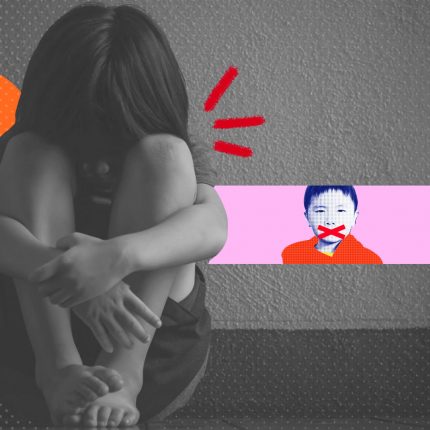 Uma criança de cabelos castanhos está sentada no chão abraçando as próprias pernas. O ambiente é escuro e ao lado há uma intervenção na imagem, com a foto de uma criança asiática com um 