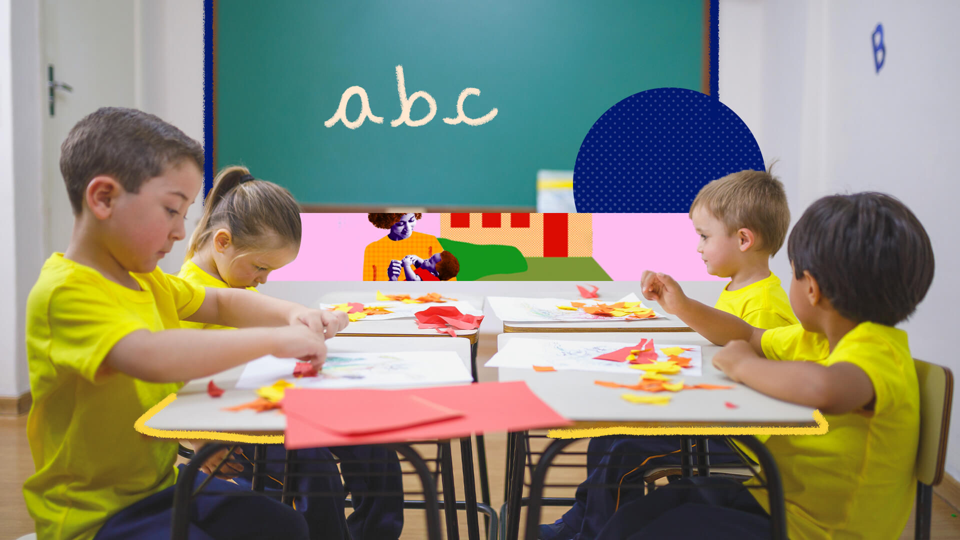 Direito à creche: quatro crianças estão sentadas em grupo em frente a uma carteira e ao fundo uma montagem com quadro-negro escrito abc e foto de uma mãe negra segurando um bebê